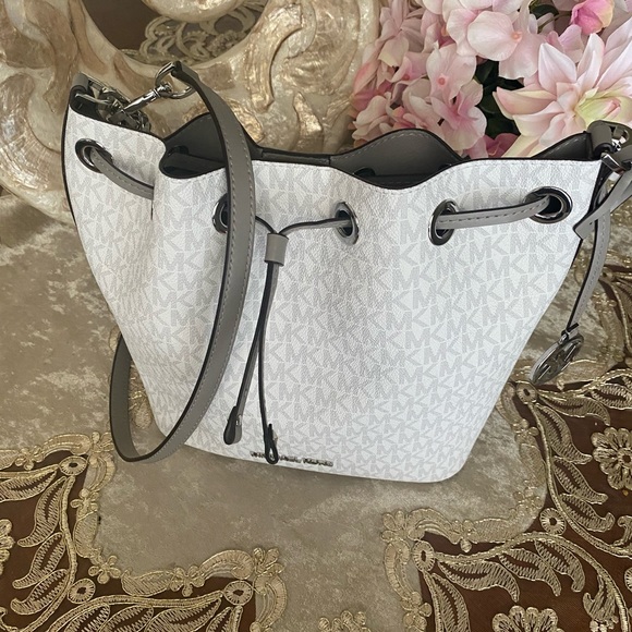 Michael Kors bucket - Picture 2 of 10